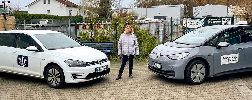 Sandra Birker und zwei Autos